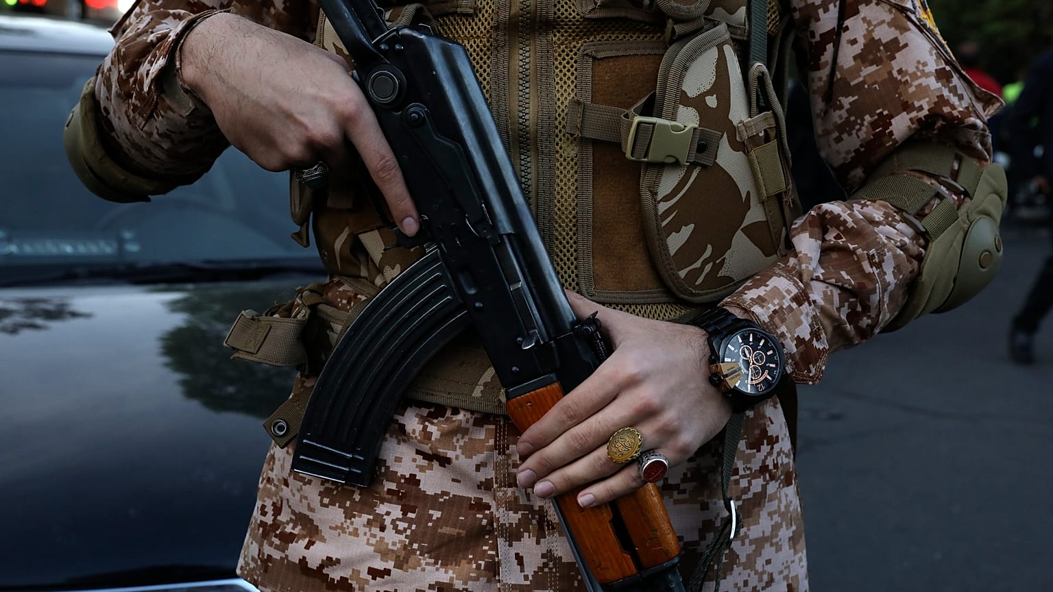 أحد عناصر الحرس الثوري في أثناء تجمّع مناهض لإسرائيل في ميدان فلسطين في طهران، 15 أبريل/نيسان 2024.