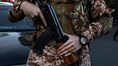 أحد عناصر الحرس الثوري في أثناء تجمّع مناهض لإسرائيل في ميدان فلسطين في طهران، 15 أبريل/نيسان 2024.