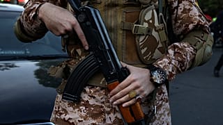 أحد عناصر الحرس الثوري في أثناء تجمّع مناهض لإسرائيل في ميدان فلسطين في طهران، 15 أبريل/نيسان 2024.