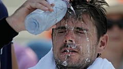 Stan Wawrinka, tennisman suisse, se verse de l'eau sur le visage lors d'un changement dans son match contre Ugo Humbert, France, pendant le deuxième tour de l'U.S. Open.