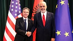 Ο υπουργός Εξωτερικών των ΗΠΑ Antony Blinken, αριστερά, και ο πρωθυπουργός της Αλβανίας Edi Rama σφίγγουν τα χέρια κατά τη διάρκεια της συνάντησής τους στα Τίρανα της Αλβανίας, Πέμπτη 15 Φεβρουαρίου 2024.