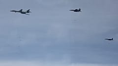 قاذفة قنابل جوية أمريكية من طراز B-1B، وطائرات مقاتلة كورية جنوبية من طراز F-15K تحلق فوق شبه الجزيرة الكورية، كوريا الجنوبية.
