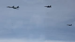 قاذفة قنابل جوية أمريكية من طراز B-1B، وطائرات مقاتلة كورية جنوبية من طراز F-15K تحلق فوق شبه الجزيرة الكورية، كوريا الجنوبية.