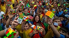 Diákok Rubik-kockákkal a budapesti Szent István téren