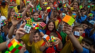 Diákok Rubik-kockákkal a budapesti Szent István téren