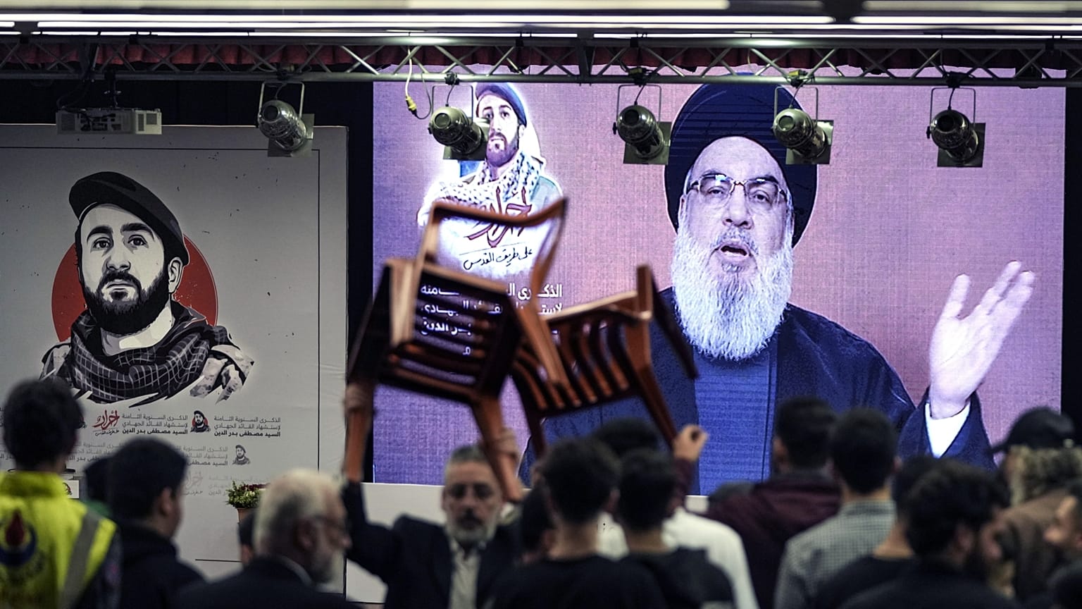 Hasszan Nazrallah videóüzenetét hallgatják a hívei májusban Bejrútban 