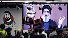 Hasszan Nazrallah videóüzenetét hallgatják a hívei májusban Bejrútban 