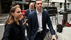 Jordan Bardella, Vorsitzender der rechtsextremen Nationalen Sammlungsbewegung, verlässt am Montag, den 10. Juni 2024, die Parteizentrale in Paris.