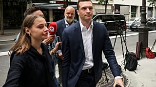 Jordan Bardella, presidente de la ultraderechista Agrupación Nacional, abandona la sede del partido, el lunes 10 de junio de 2024 en París.