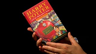 نسخة الطبعة الأولى من كتاب هاري بوتر الأول "هاري بوتر وحجر الفيلسوف"