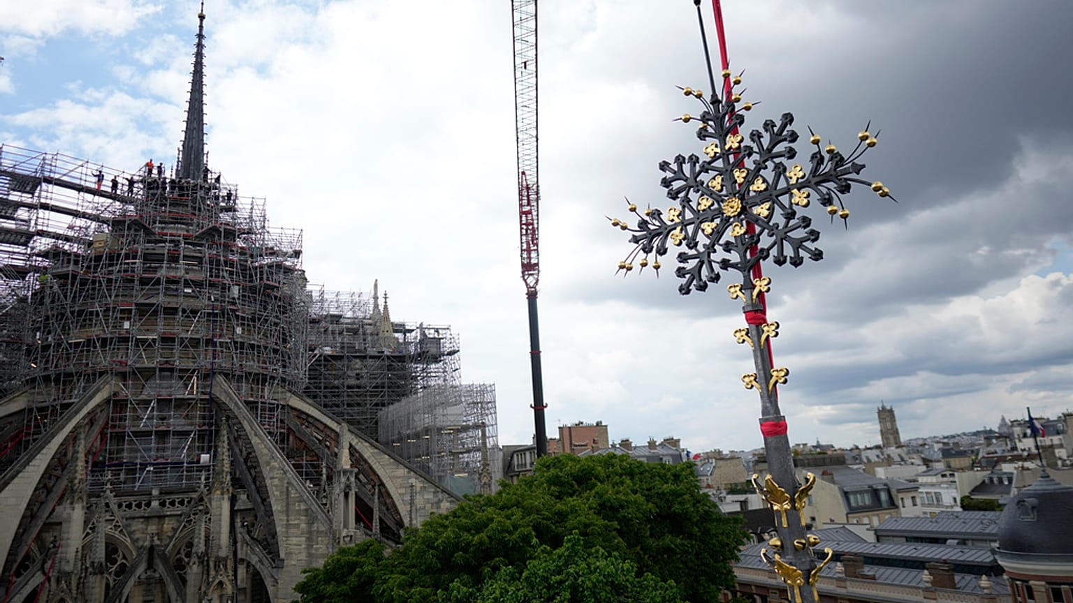 A Notre-Dame még állványrengeteg mögött