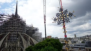 A Notre-Dame még állványrengeteg mögött