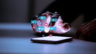 Euronews Next asked an expert if social media should come with a warning about the risks it poses to mental health. 
