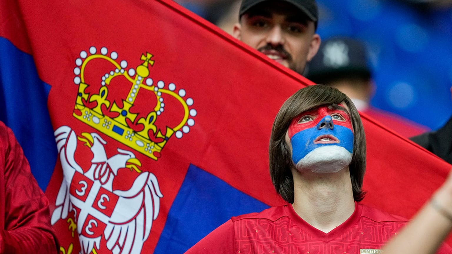 مشجعو صربيا يهتفون قبل مباراة المجموعة الثالثة بين صربيا وإنجلترا في بطولة أمم أوروبا 2024 لكرة القدم في غيلسنكيرشن