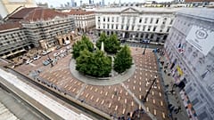 La piazza del Teatro alla Scala di Milano con 172 bare, un'iniziativa sindacale per protestare contro le morti sul lavoro in Lombardia (10 maggio 2024)