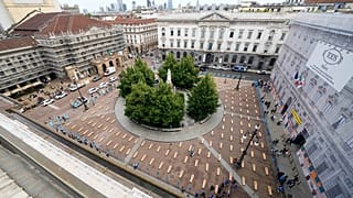 La piazza del Teatro alla Scala di Milano con 172 bare, un'iniziativa sindacale per protestare contro le morti sul lavoro in Lombardia (10 maggio 2024)