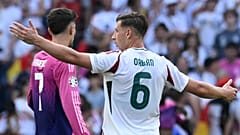 Willi Orbán (fehérben) méltatlankodik az Eb német - magyar mérkőzésén a stuttgarti MHP Arénában 2024. június 19-én.