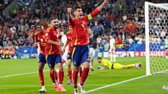 Alvaro Morata (7), Dani Carvajal, au centre, et Lamine Yamal (19) célèbrent après un but contre son camp de l'Italien Riccardo Calafiori.