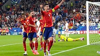 Alvaro Morata (7), Dani Carvajal, au centre, et Lamine Yamal (19) célèbrent après un but contre son camp de l'Italien Riccardo Calafiori.