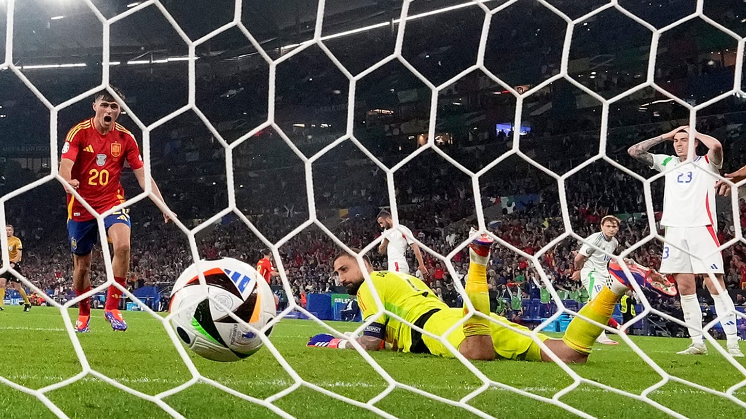 Gianluigi Donnarumma vê a bola entrar depois de um autogolo do seu colega Calafiori