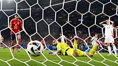 Gianluigi Donnarumma vê a bola entrar depois de um autogolo do seu colega Calafiori