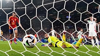 Gianluigi Donnarumma vê a bola entrar depois de um autogolo do seu colega Calafiori