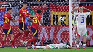 Spanyol játékosok (pirosban) örülnek az olasz Riccardo Calafiori (a földön) öngóljának a spanyol - olasz Eb-mérkőzésen a gelsenkircheni AufSchalke Arénában 2024. 06.20-án.