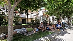 سكان بلدة فالاندوفو بجنوب شرق مقدونيا يظهرون على الطريق خارج منازلهم