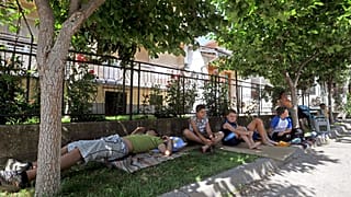 سكان بلدة فالاندوفو بجنوب شرق مقدونيا يظهرون على الطريق خارج منازلهم
