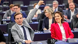 A holland Malik Azmani (VVD) és a Renew Europe csoport elnöke, Valérie Hayer