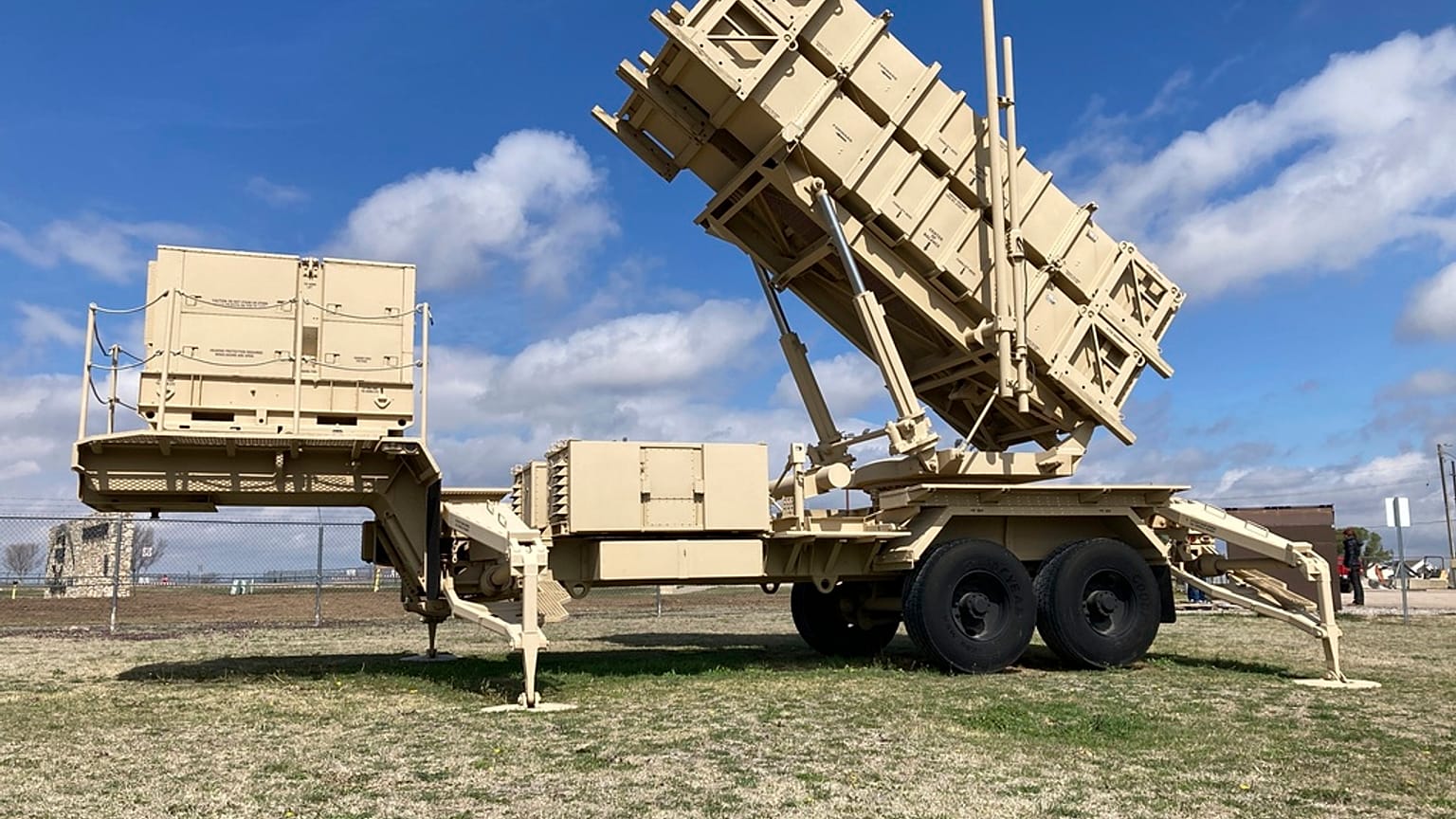 Ein mobiler Patriot-Raketenwerfer vor dem Fort Sill Army Post in der Nähe von Lawton im US-Bundesstaat Oklahoma, 21. März 2023.