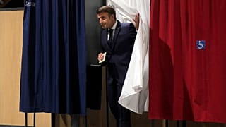Ο Γάλλος πρόεδρος Εμανουέλ Μακρόν βγαίνει από την κάλπη στο Λε Τουκέ της βόρειας Γαλλίας, 19 Ιουνίου 2022