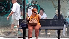 Eine Frau mit einem Fächer.