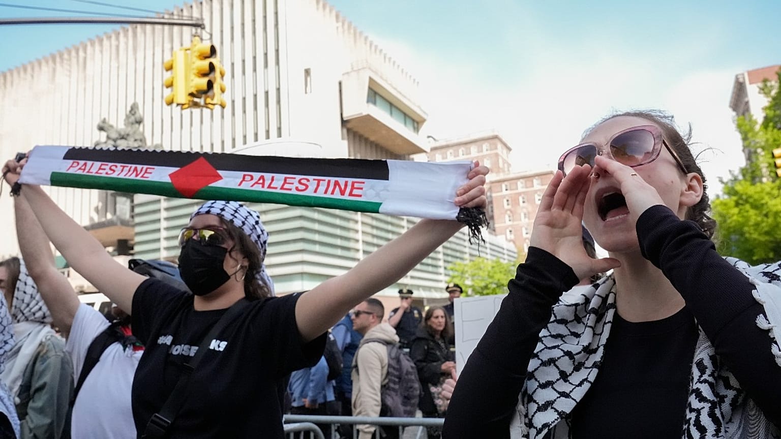طلاب جامعة كولومبيا خلال مظاهرة مؤيدة لفلسطين.
