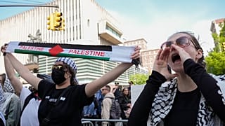 طلاب جامعة كولومبيا خلال مظاهرة مؤيدة لفلسطين.