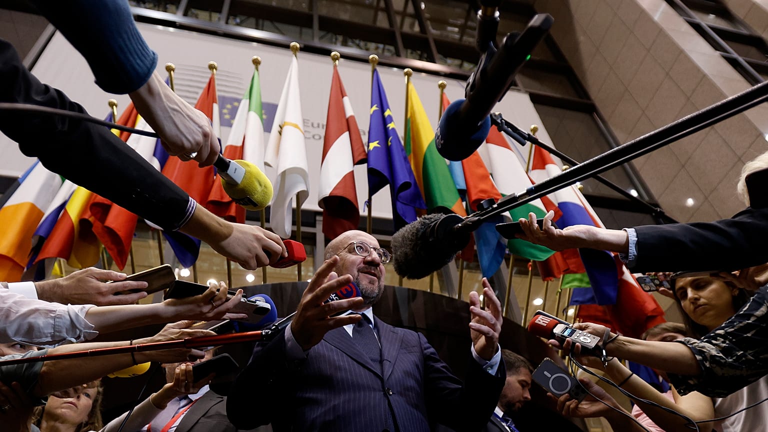 El presidente del Consejo Europeo, Charles Michel, se dirige a los medios de comunicación al término de una cumbre de la UE en el edificio del Consejo Europeo en Bruselas, a primera hora del martes 18 de junio de 2024. 