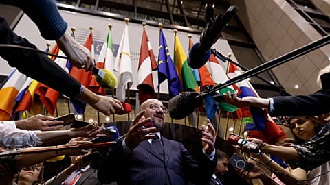 El presidente del Consejo Europeo, Charles Michel, se dirige a los medios de comunicación al término de una cumbre de la UE en el edificio del Consejo Europeo en Bruselas, a primera hora del martes 18 de junio de 2024.