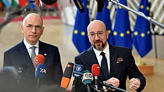 L'auteur du rapport de haut niveau sur l'avenir du marché unique, Enrico Letta, à gauche, et le président du Conseil européen, Charles Michel, s'adressent aux médias à leur arrivée à la conférence de presse.