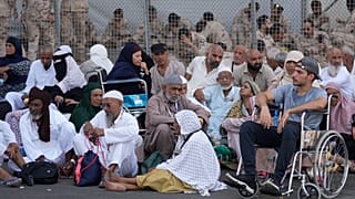 حجاج يستريحون بالقرب من مدينة مكة المكرمة، المملكة العربية السعودية