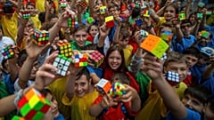 Kinder halten einen Rubik's Cube.