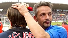 Roberto Baggio umarmt seinen Mannschaftskameraden Fabio Petruzzi, als sie das Spielfeld im Stadion Mario Rigamonti in Brescia verlassen, 9. Mai 2004