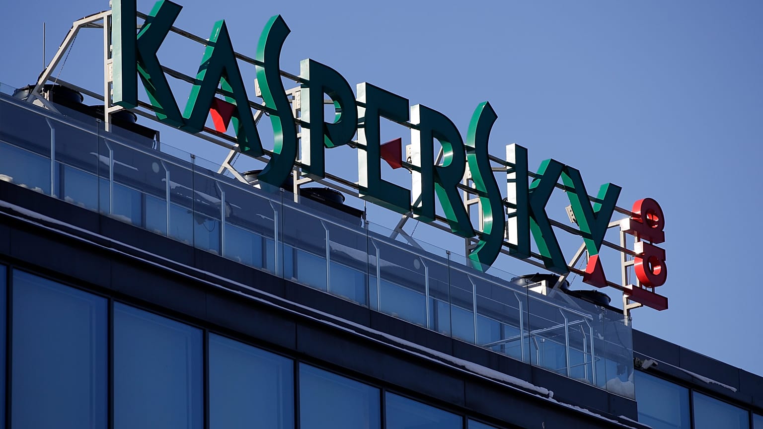 Tabela Kaspersky Lab'ın Moskova'daki genel merkezinin üzerinde görülüyor.
