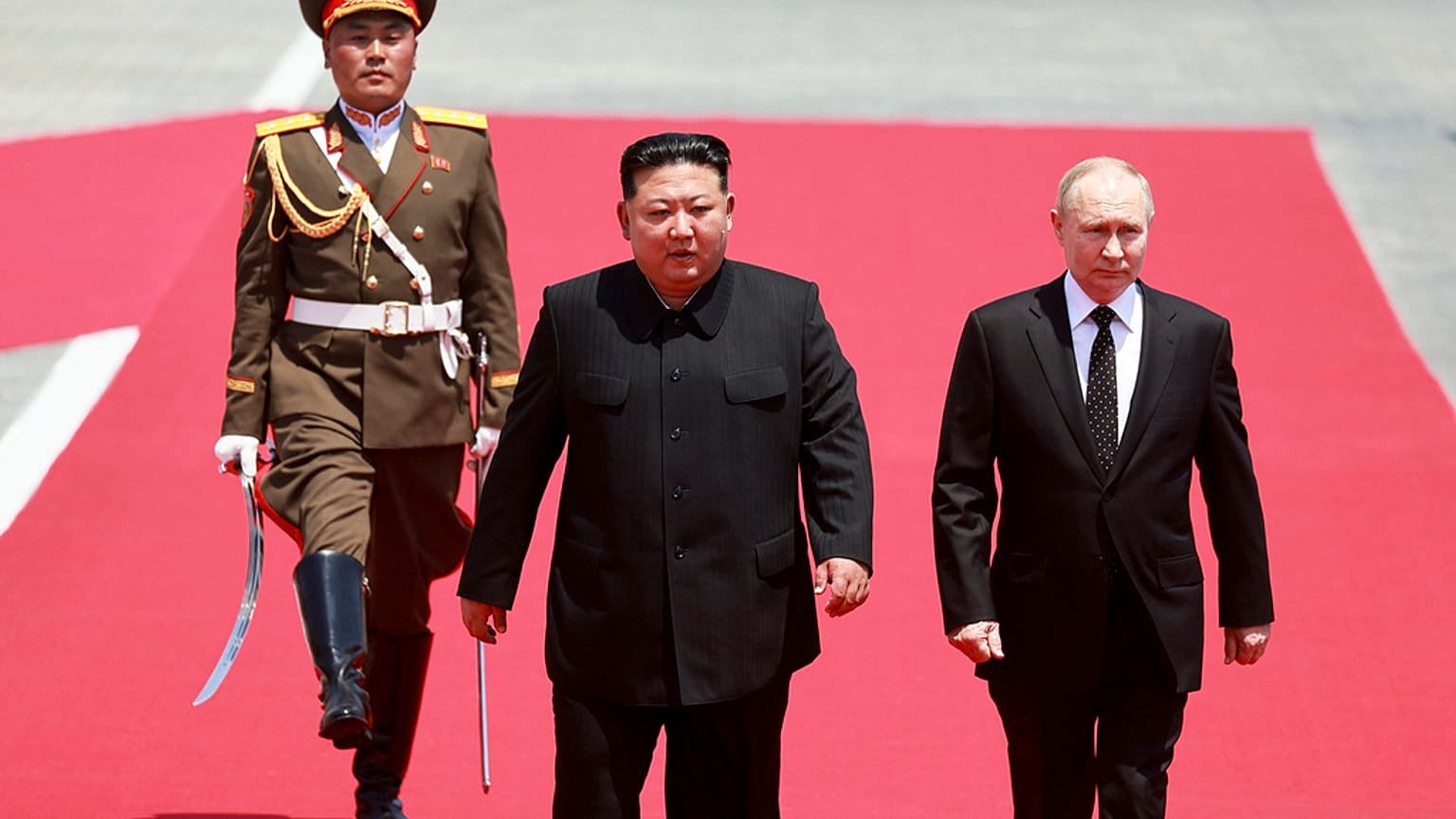 O Presidente russo Vladimir Putin e o líder Kim Jong Un na Praça Kim Il Sung em Pyongyang, Coreia do Norte, quarta-feira, 19 de junho de 2024.