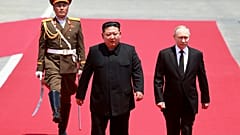 O Presidente russo Vladimir Putin e o líder Kim Jong Un na Praça Kim Il Sung em Pyongyang, Coreia do Norte, quarta-feira, 19 de junho de 2024.