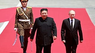 O Presidente russo Vladimir Putin e o líder Kim Jong Un na Praça Kim Il Sung em Pyongyang, Coreia do Norte, quarta-feira, 19 de junho de 2024.