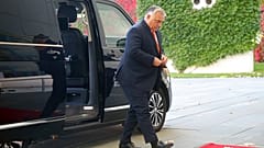 Viktor Orban sai de uma carrinha por ocasião do seu encontro com o chanceler alemão Olaf Scholz, na Chancelaria, em Berlim, segunda-feira, 10 de outubro 2022