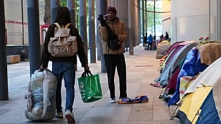 Migrantes abandonan un campamento improvisado tras ser desalojados por agentes de policía, la madrugada del martes 23 de abril de 2024 en París.