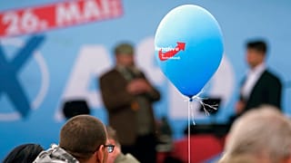 Aşırı sağcı Almanya için Alternatif AfD'nin sokak Avrupa'sı ve toplumsal seçim kampanyası sırasında düzenlenen bir etkinliğe katılanlar