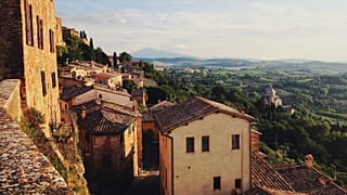 Applicants will receive between €10,000 and €30,000 to buy a house in a mountain town. 