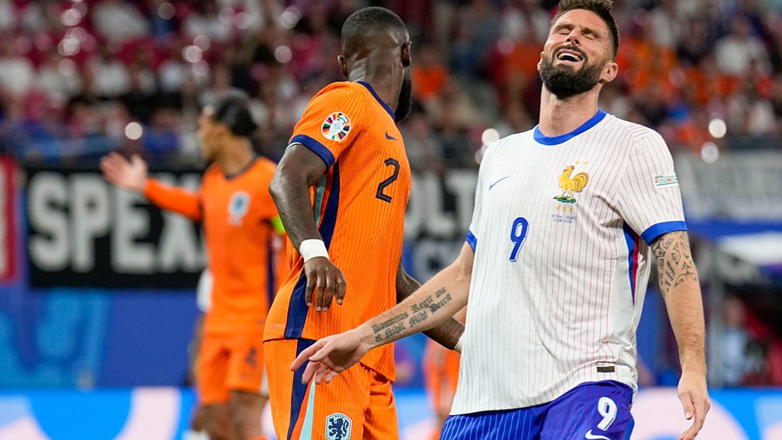 Olivier Giroud (France) réagit après avoir manqué une occasion de marquer lors d'un match du groupe D entre les Pays-Bas et la France à l'Euro 2024 de football à Leipzig